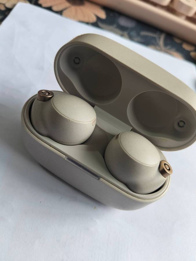 Sony WF-1000XM4  Leading Noise Canceling Truly Wireless Earbud Headphones