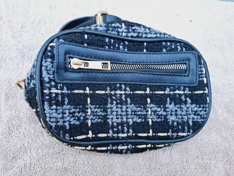 Tweed pouch / moonbag