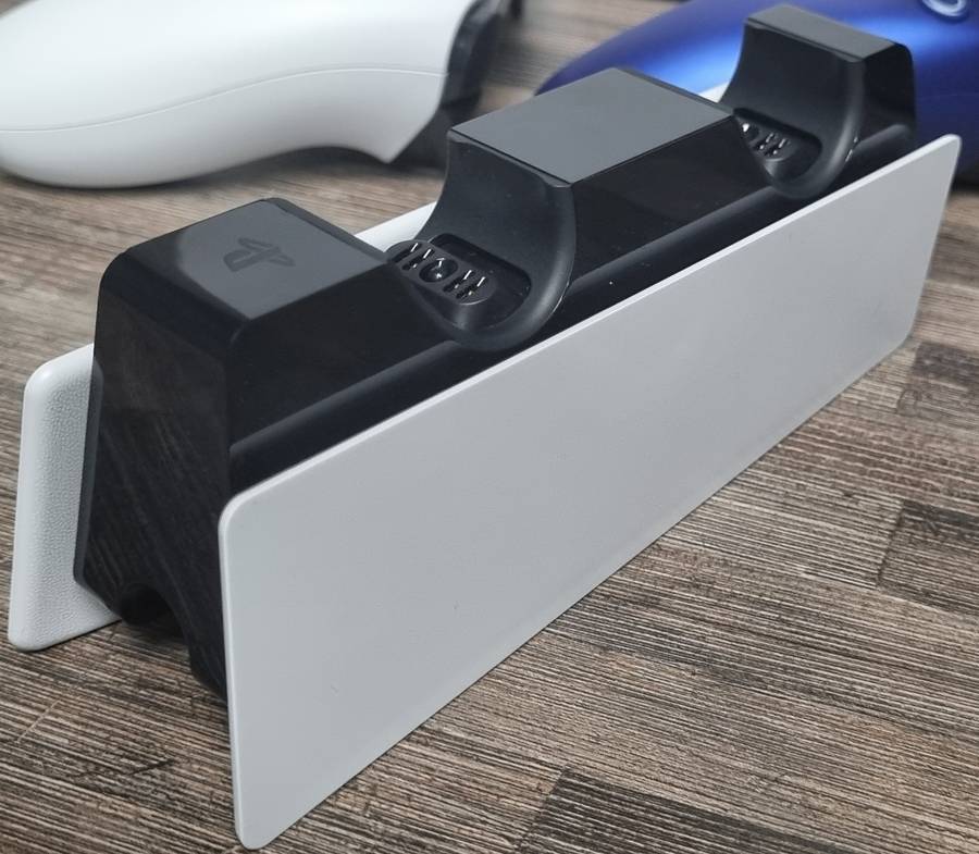 PS5 Slim Disk edition (As NEW) with 3 games & 2 controlers (Playstation 5).