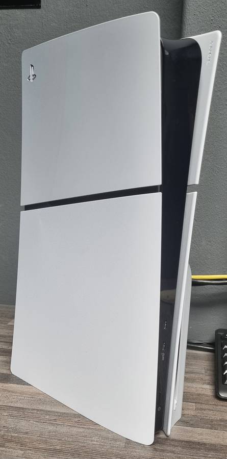 PS5 Slim Disk edition (As NEW) with 3 games & 2 controlers (Playstation 5).