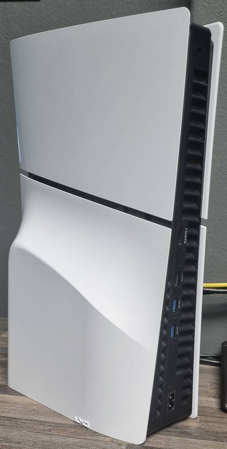 PS5 Slim Disk edition (As NEW) with 3 games & 2 controlers (Playstation 5).