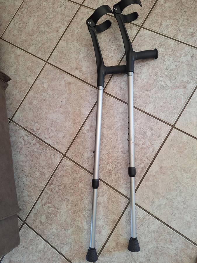 Medical adjustable crutches