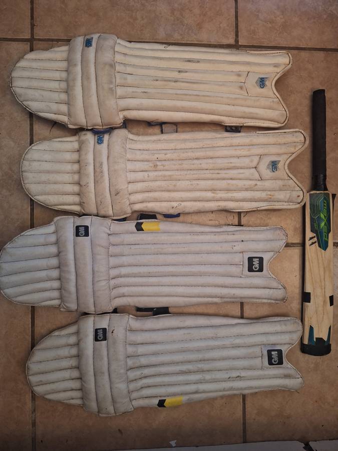 Mini Krieket bat and kids pads