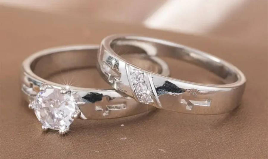 Woman's wedding ring set