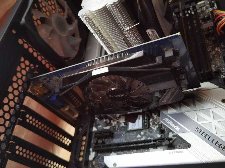 AMD Ryzen 3700X PC / AMD Radeon HD 6570 1GB