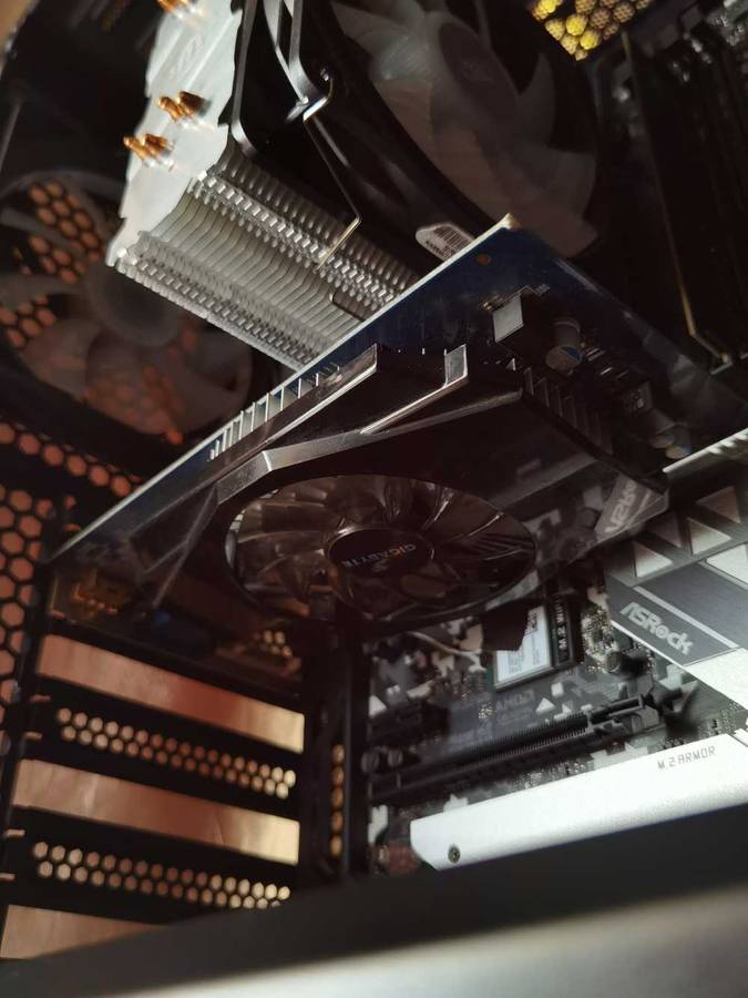 AMD Ryzen 3700X PC / AMD Radeon HD 6570 1GB