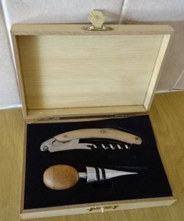 SOUTH AFRICAN LONDON OLYMPICS WOODEN BOX WITH BAR ACCESSORIES 2012 (9,5 CM X 14 CM X 3,5 CM)