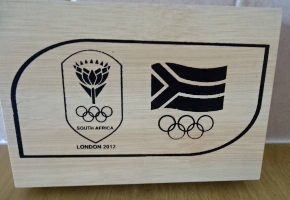 SOUTH AFRICAN LONDON OLYMPICS WOODEN BOX WITH BAR ACCESSORIES 2012 (9,5 CM X 14 CM X 3,5 CM)