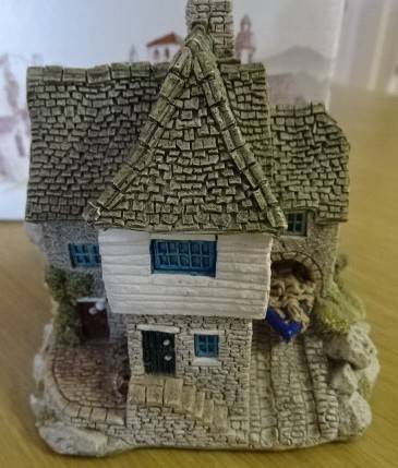 LILIPUT LANE, MOONLIGHT COVE RESIN FIGURINE MADE IN CUMBRIA , U K (10CMX 9CM) WITH ORIGINAL BOX