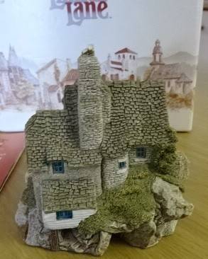 LILIPUT LANE, MOONLIGHT COVE RESIN FIGURINE MADE IN CUMBRIA , U K (10CMX 9CM) WITH ORIGINAL BOX