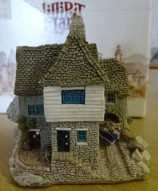 LILIPUT LANE, MOONLIGHT COVE RESIN FIGURINE MADE IN CUMBRIA , U K (10CMX 9CM) WITH ORIGINAL BOX