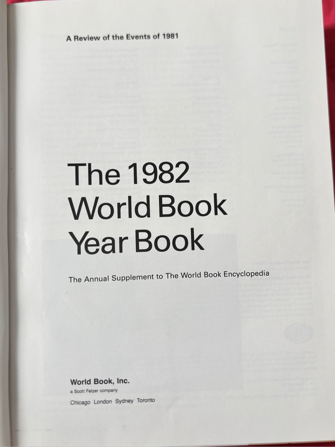 Year Book Lot 1982,1983,1984,1985&1986 World Book