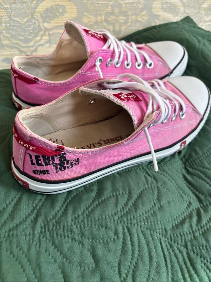 Levis Canvass Womens Size 7 Pink Shoes