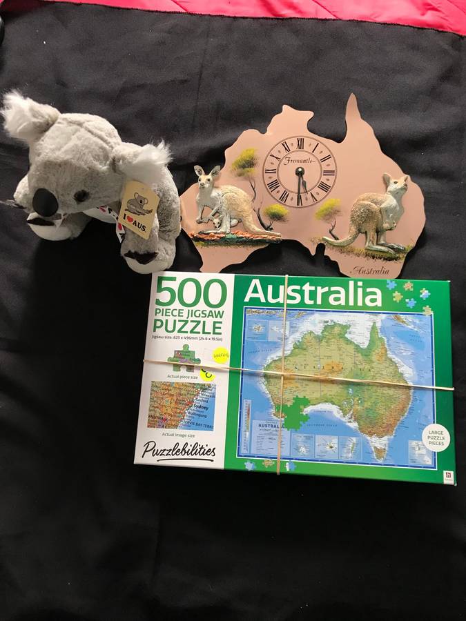 Australia Souvenir lot of 3 (puzzle and clock and koala )
