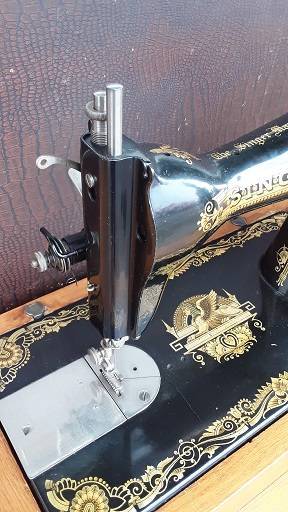 Antique / Vintage Singer Hand Crank Sewing Machine in Working Order