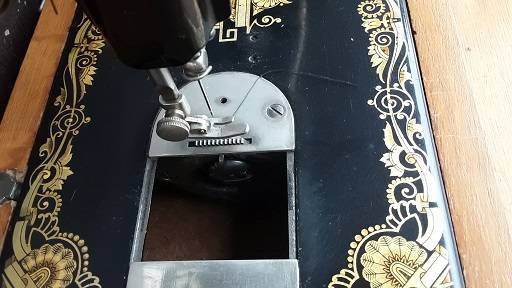 Antique / Vintage Singer Hand Crank Sewing Machine in Working Order
