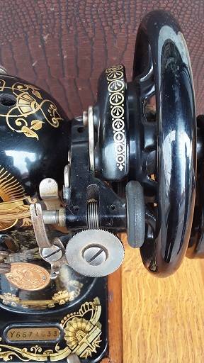 Antique / Vintage Singer Hand Crank Sewing Machine in Working Order