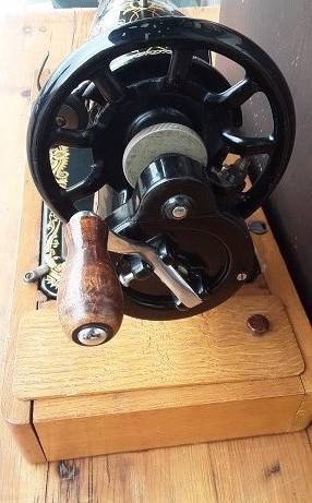Antique / Vintage Singer Hand Crank Sewing Machine in Working Order