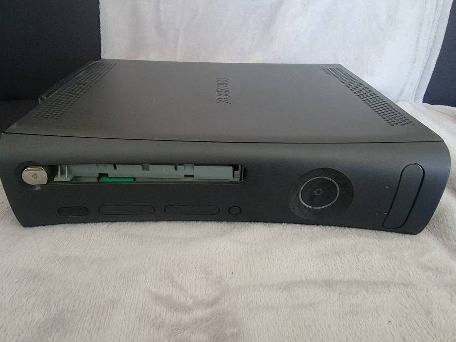 XBOX 360 ON AUCTION - Maybe working?