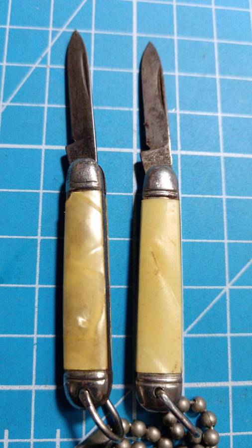 2 x small Richards pocket knives