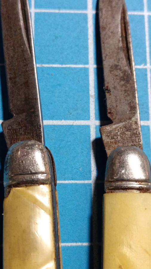 2 x small Richards pocket knives