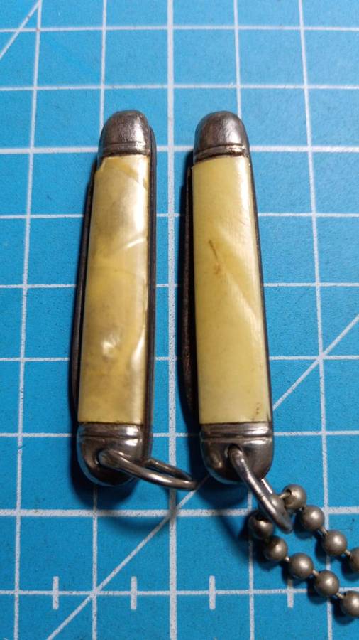 2 x small Richards pocket knives