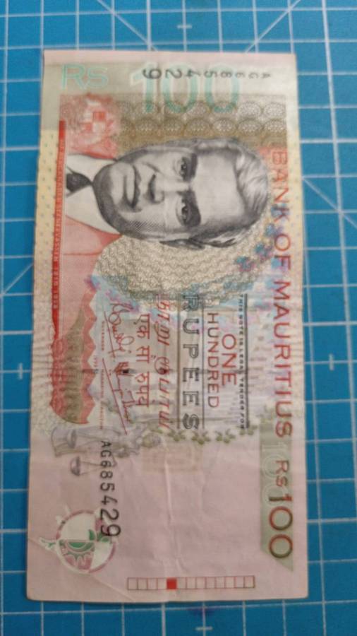 Mauritius 100 rupees note