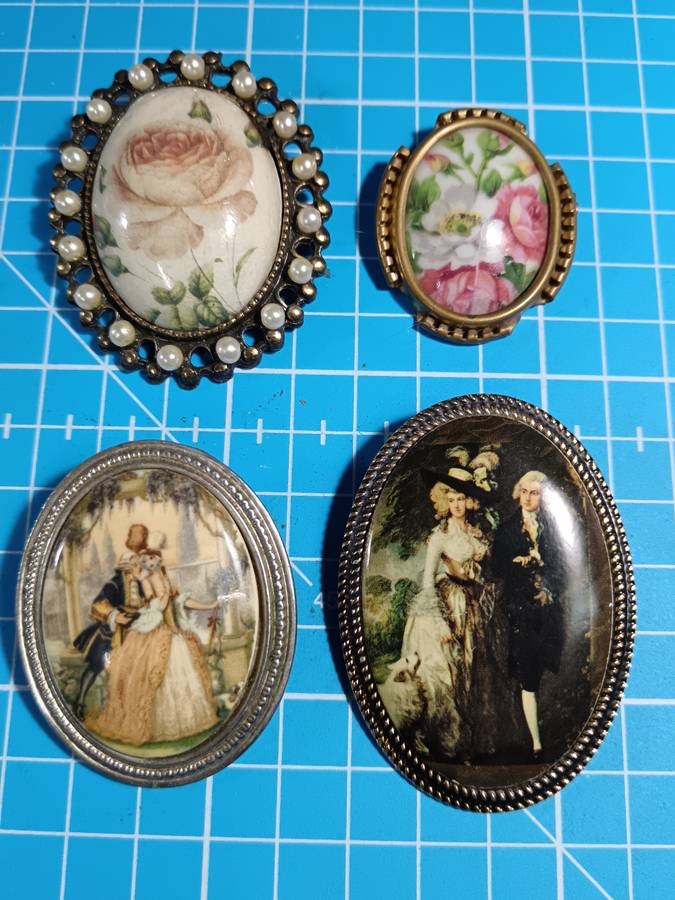 Costume Jewellery - collection of 4 brooches