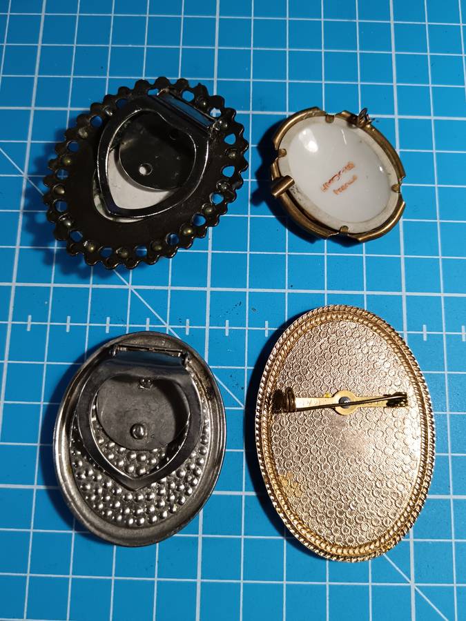 Costume Jewellery - collection of 4 brooches
