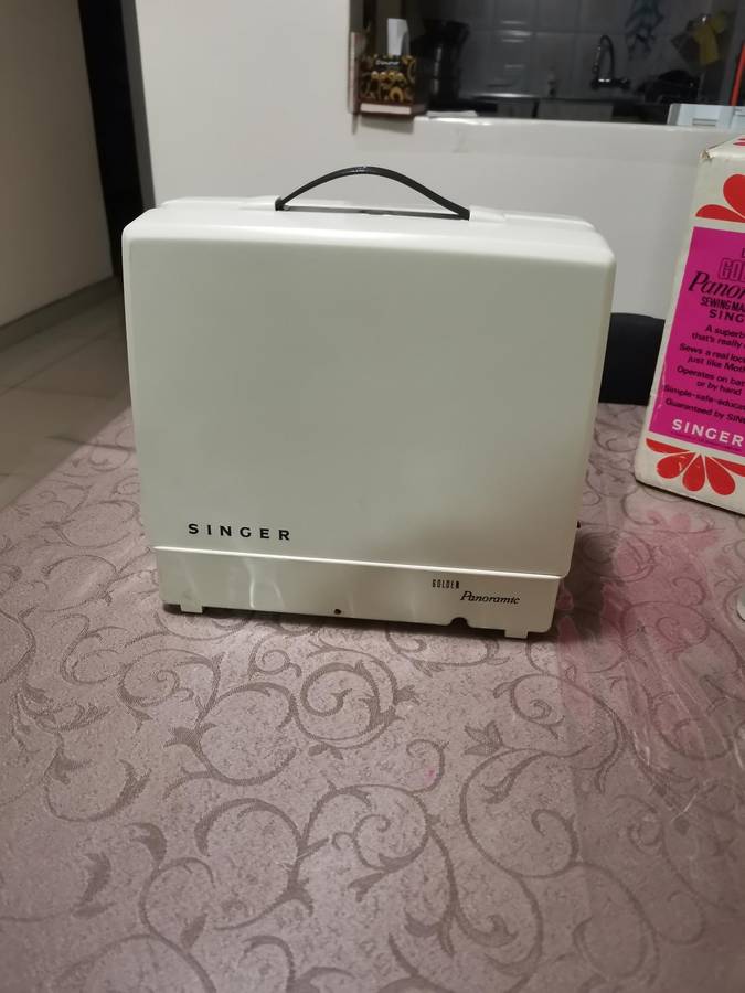 Vintage 1960s singer 67B golden panoramic child's sewing machine