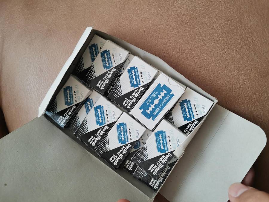 Vintage 80s double rhomb double edge safety razor blades box of 85 new old stock