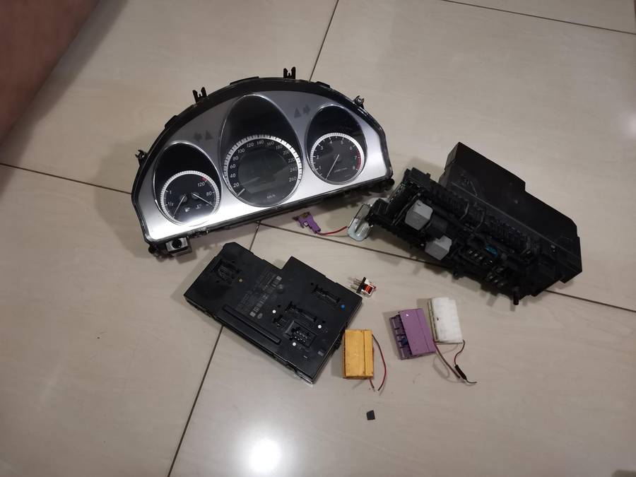 Mercedes Benz w204 cluster and fuse box