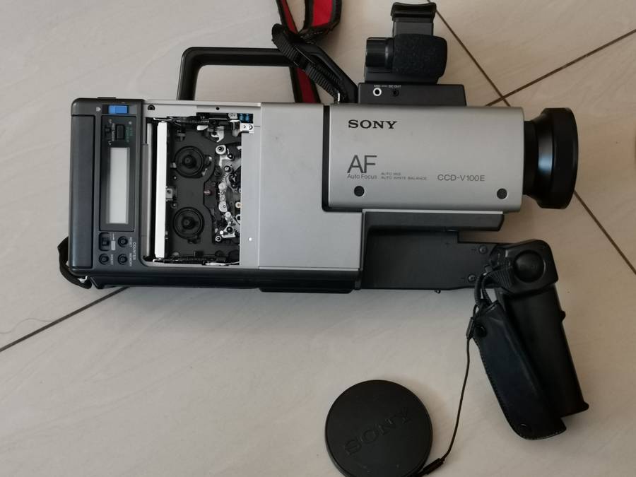 Vintage Sony video 8mm ccd-v100E camcorder and carry case