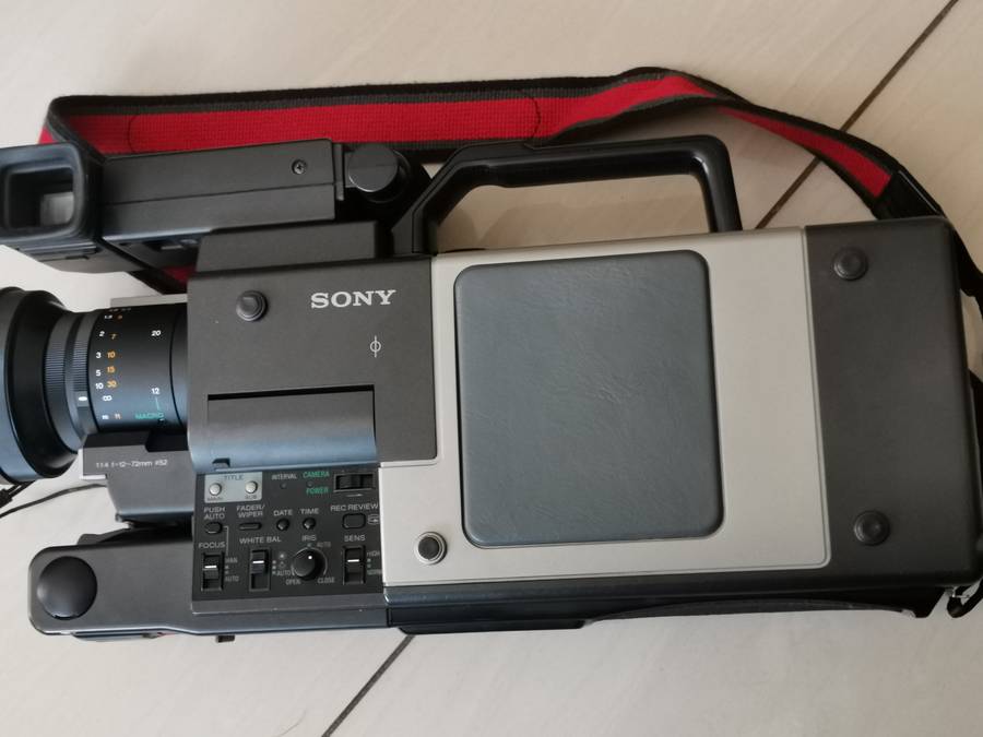 Vintage Sony video 8mm ccd-v100E camcorder and carry case
