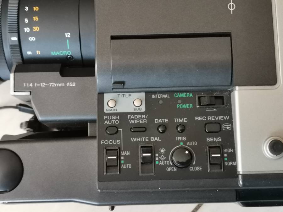 Vintage Sony video 8mm ccd-v100E camcorder and carry case