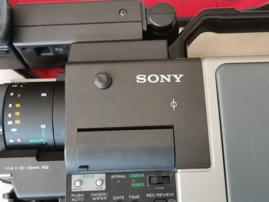 Vintage Sony video 8mm ccd-v100E camcorder and carry case