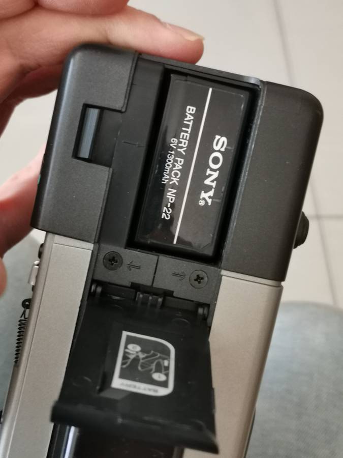 Vintage Sony video 8mm ccd-v100E camcorder and carry case