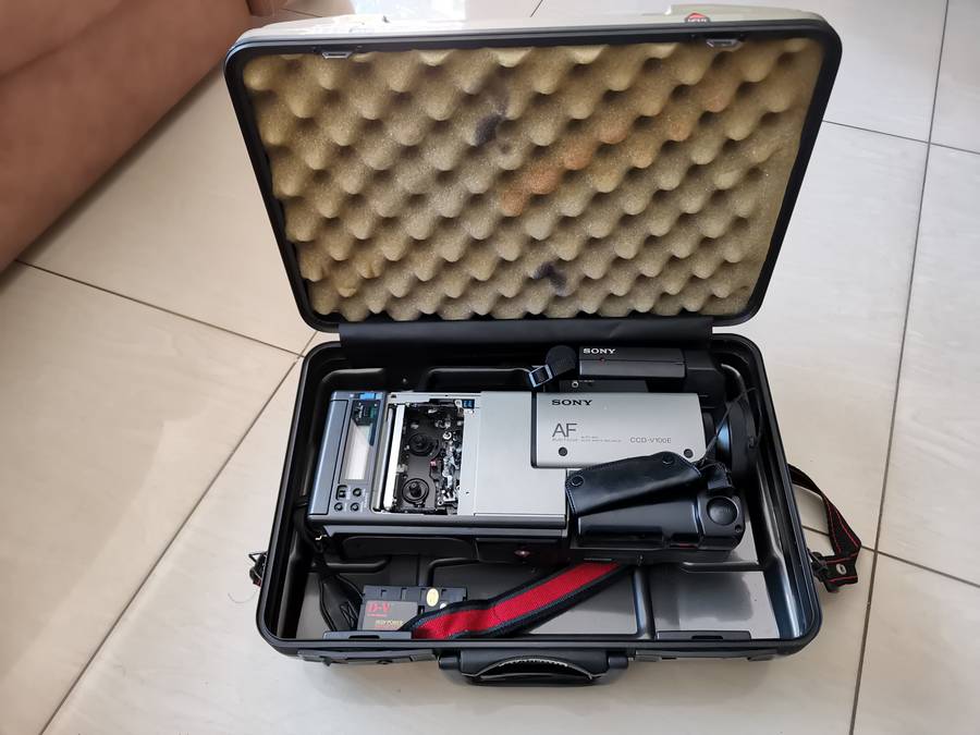 Vintage Sony video 8mm ccd-v100E camcorder and carry case