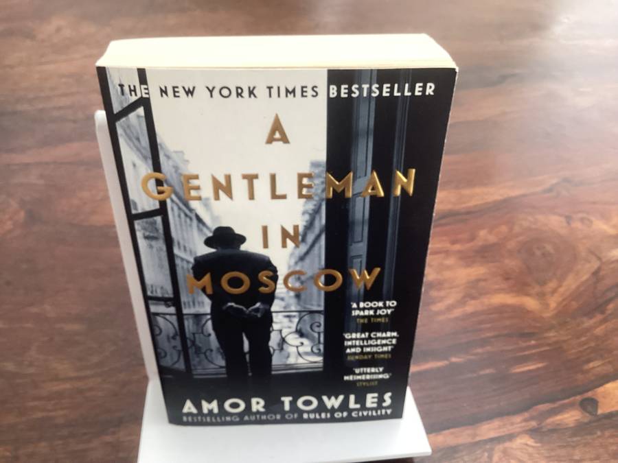 A Gentleman in Moscow, bestseller by Amor Towles. Paperback in excellent condition.