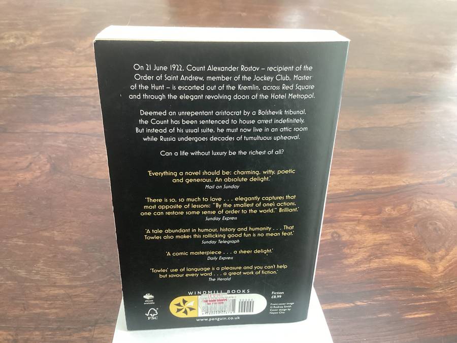 A Gentleman in Moscow, bestseller by Amor Towles. Paperback in excellent condition.