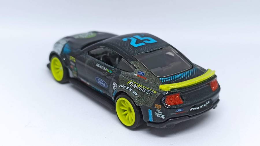 Hotwheels Premium Ford Mustang Spec 5 RTR Vaugh Gittin 1/64 scale