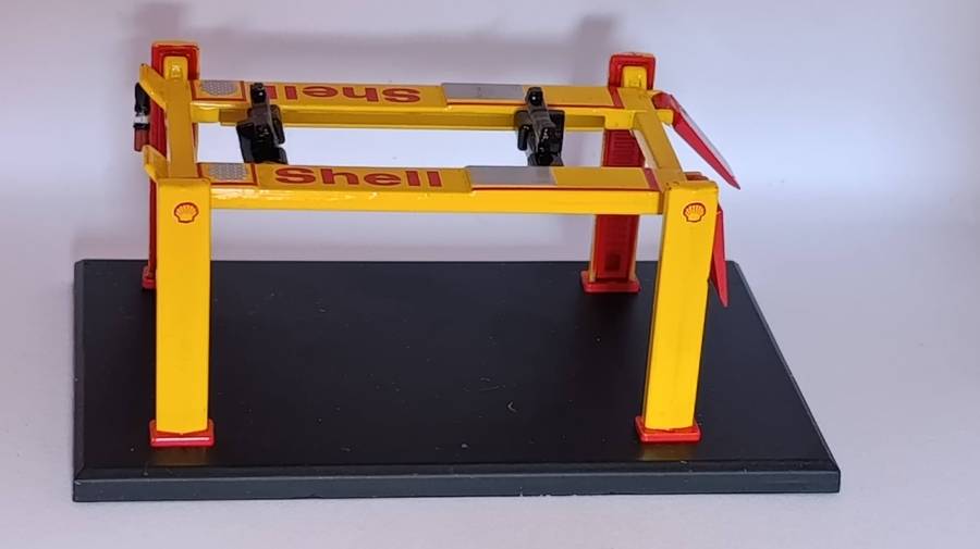 1/64 scale Greenlight Shell four post lift. Metal