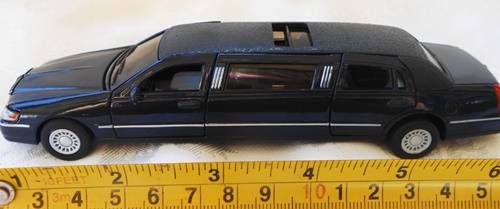 Kinsmart 1/38 Scale Diecast 1999 Lincoln Town Car Stretch Limousine in Color black