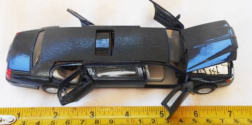Kinsmart 1/38 Scale Diecast 1999 Lincoln Town Car Stretch Limousine in Color black