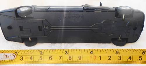 Kinsmart 1/38 Scale Diecast 1999 Lincoln Town Car Stretch Limousine in Color black