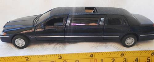 Kinsmart 1/38 Scale Diecast 1999 Lincoln Town Car Stretch Limousine in Color black