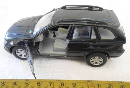 two die-cast models Kinsmart Rav 4 1:32 and Kinsmart BMW X5  1:36