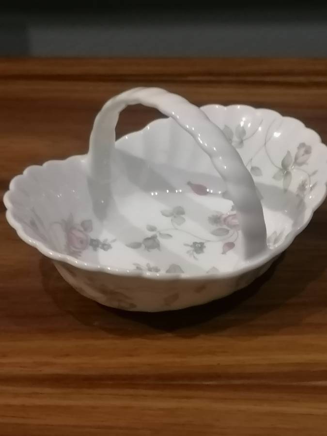 PORCELAIN CANDY HOLDER