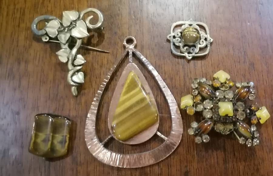 VINTAGE BROOCH ,S AND PENDANT LOT