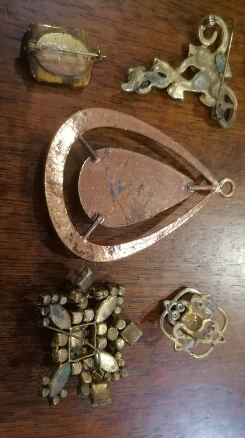 VINTAGE BROOCH ,S AND PENDANT LOT